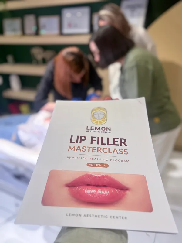 جزوهٔ دورهٔ مسترکلاس فیلر لب آکادمی لمون، هم‌زمان با کار عملی روی مدل در کلینیک