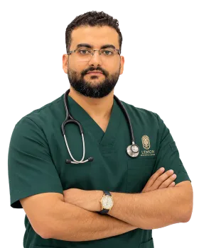 الدكتور عبد القادر، طبيب يتكلم العربية في عيادة ليمون للتجميل غرب طهران