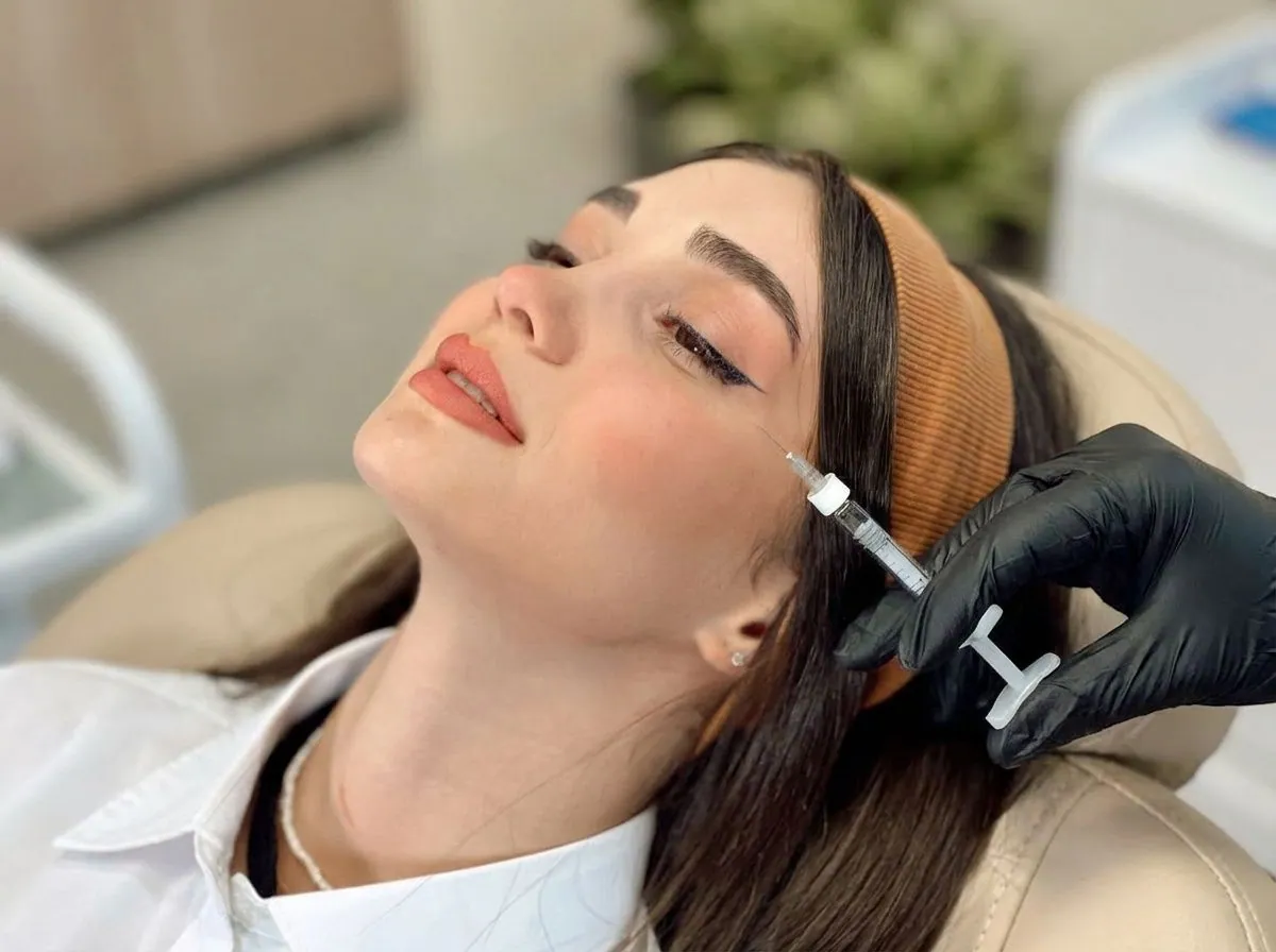 تزریق تخصصیِ بوتاکس توسط پزشک در کلینیک لمون