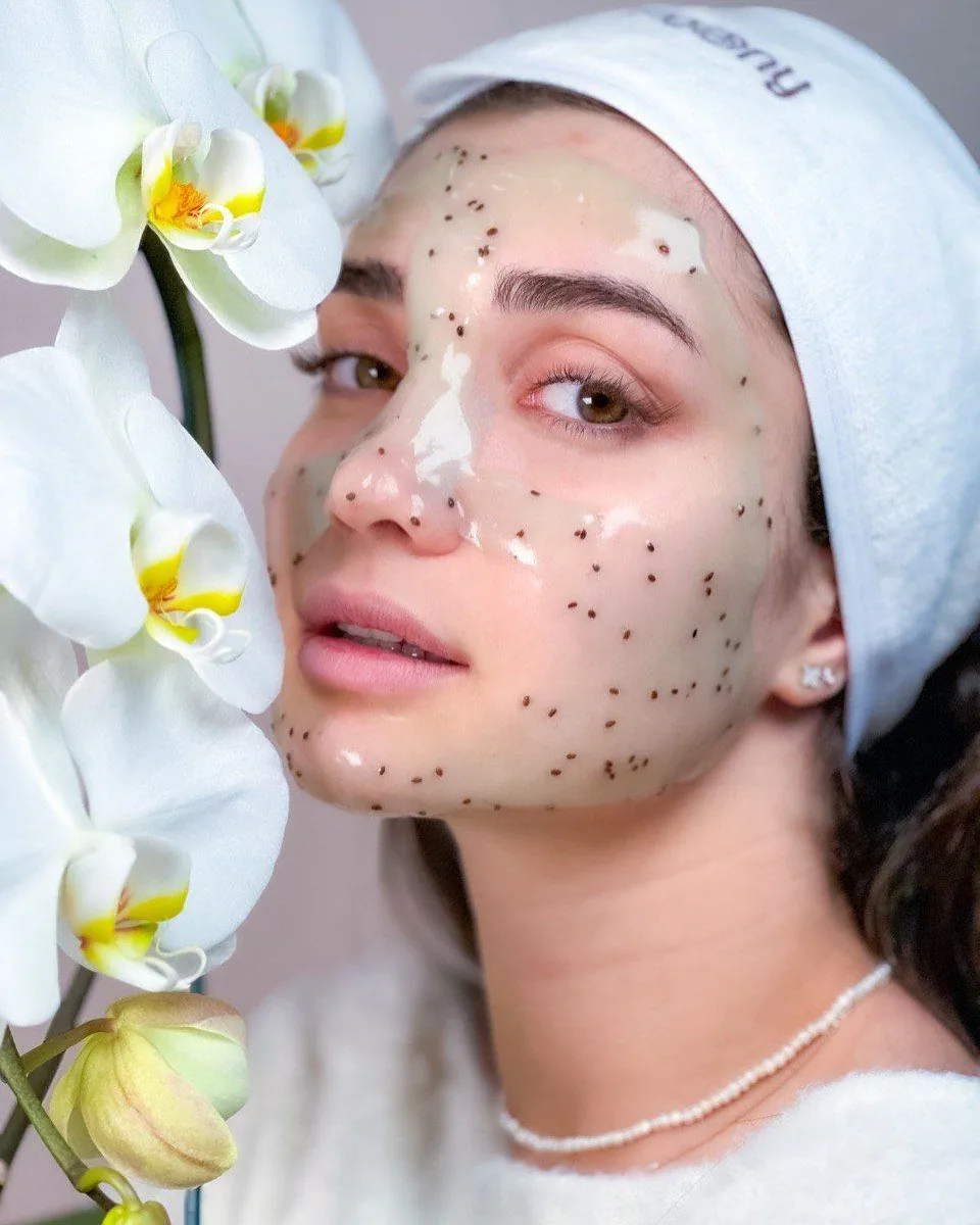 لایه‌برداری و پاک‌سازیِ پوست در فیشالِ کلینیک لمون
